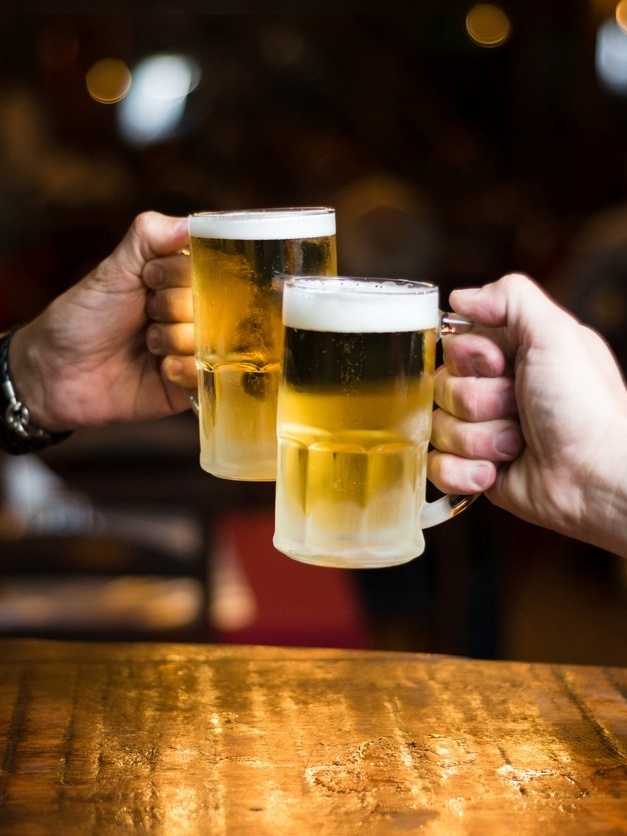 equipe com cinco homens e uma mulher